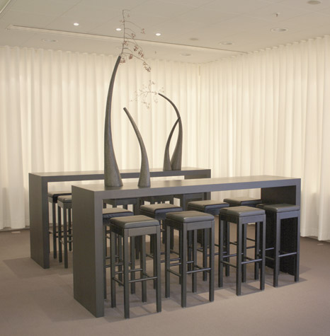 bartische vor geschlossenem bfett