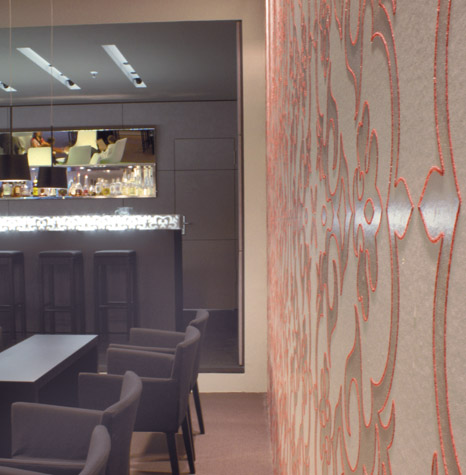 blick zur bar entlang der wand